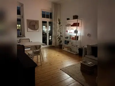 Helle Altbauwohnung mit Blick auf den Boxi