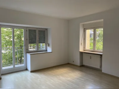Kirschbaum vor dem Fenster